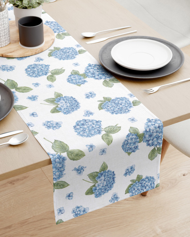 Behúň na stôl Loneta - modré kvety hortenzie