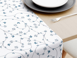 Bavlnený behúň na stôl - vzor modrosivé kvietky a motýle na bielom