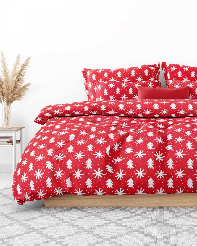 Vianočné bavlnené posteľné obliečky - vločky a stromčeky na červenom