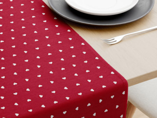 Dekoračný behúň na stôl LONETA - vzor biela srdiečka na červenom