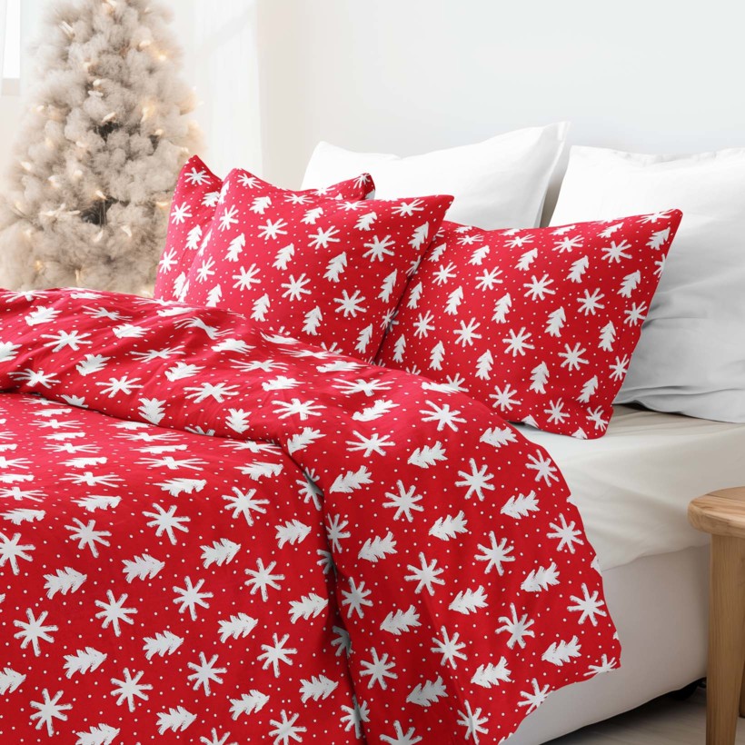 Vianočné bavlnené posteľné obliečky - vločky a stromčeky na červenom