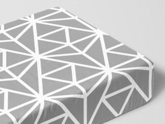 Bavlnená napínacia plachta - vzor biele geometrické tvary na sivom