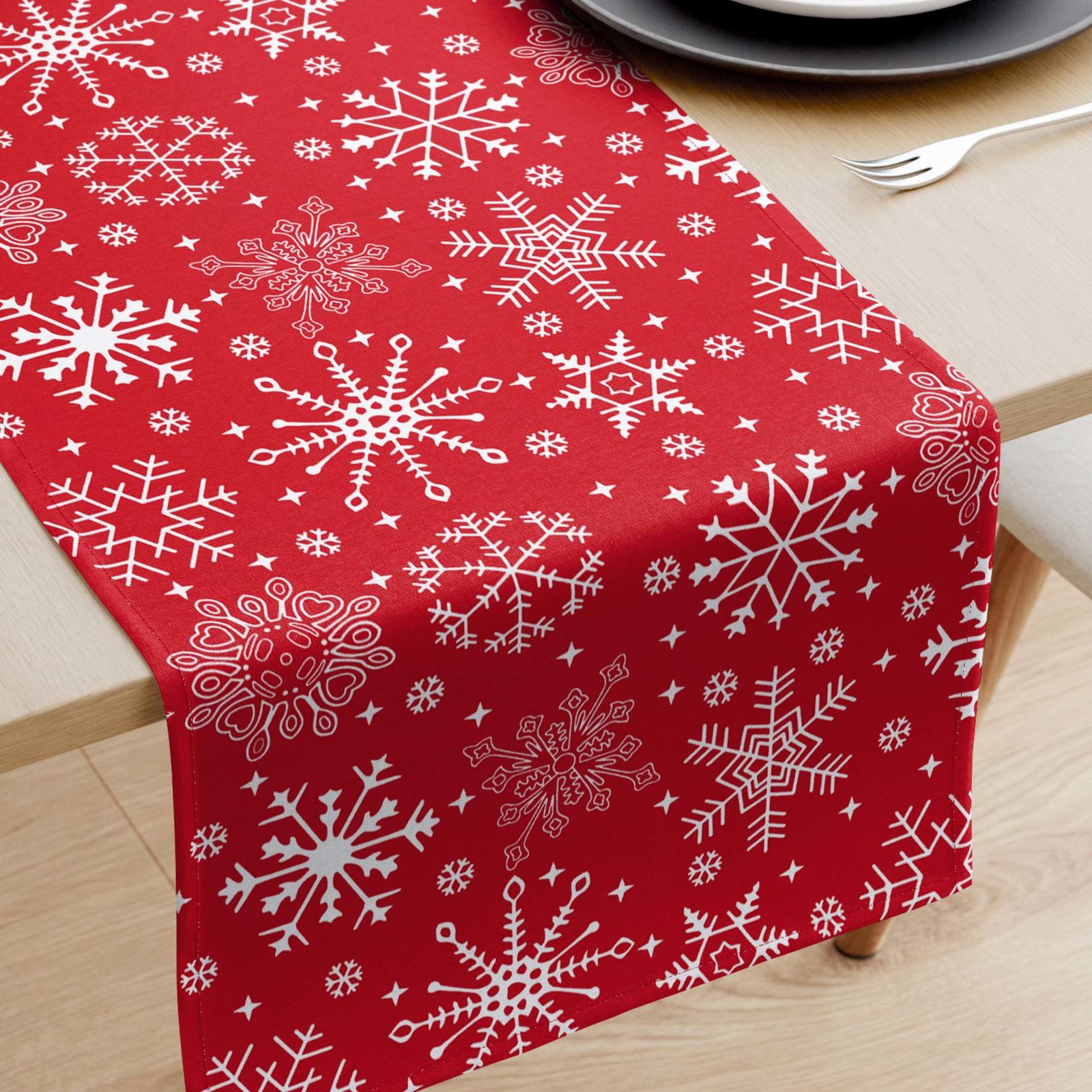 Vianočný behúň na stôl 100% bavlna - snehové vločky na červenom