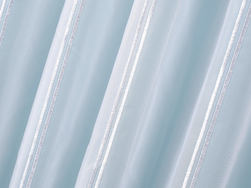 Hladká vitrážková záclona s ozdobným lemom - metráž