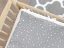 Bavlnené obliečky do detské postieľky - vzor 513 drobné biele hviezdičky na sivom
