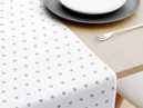 Dekoračný behúň na stôl LONETA - vzor sivá srdiečka na bielom