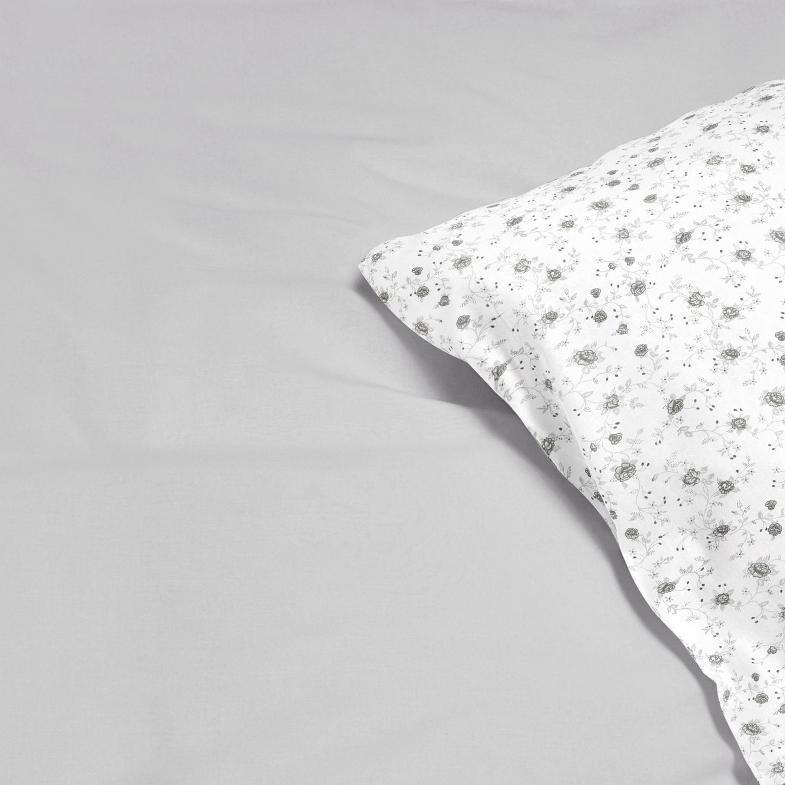 Bavlnené posteľné obliečky Duo - sivé ružičky so svetlo sivou