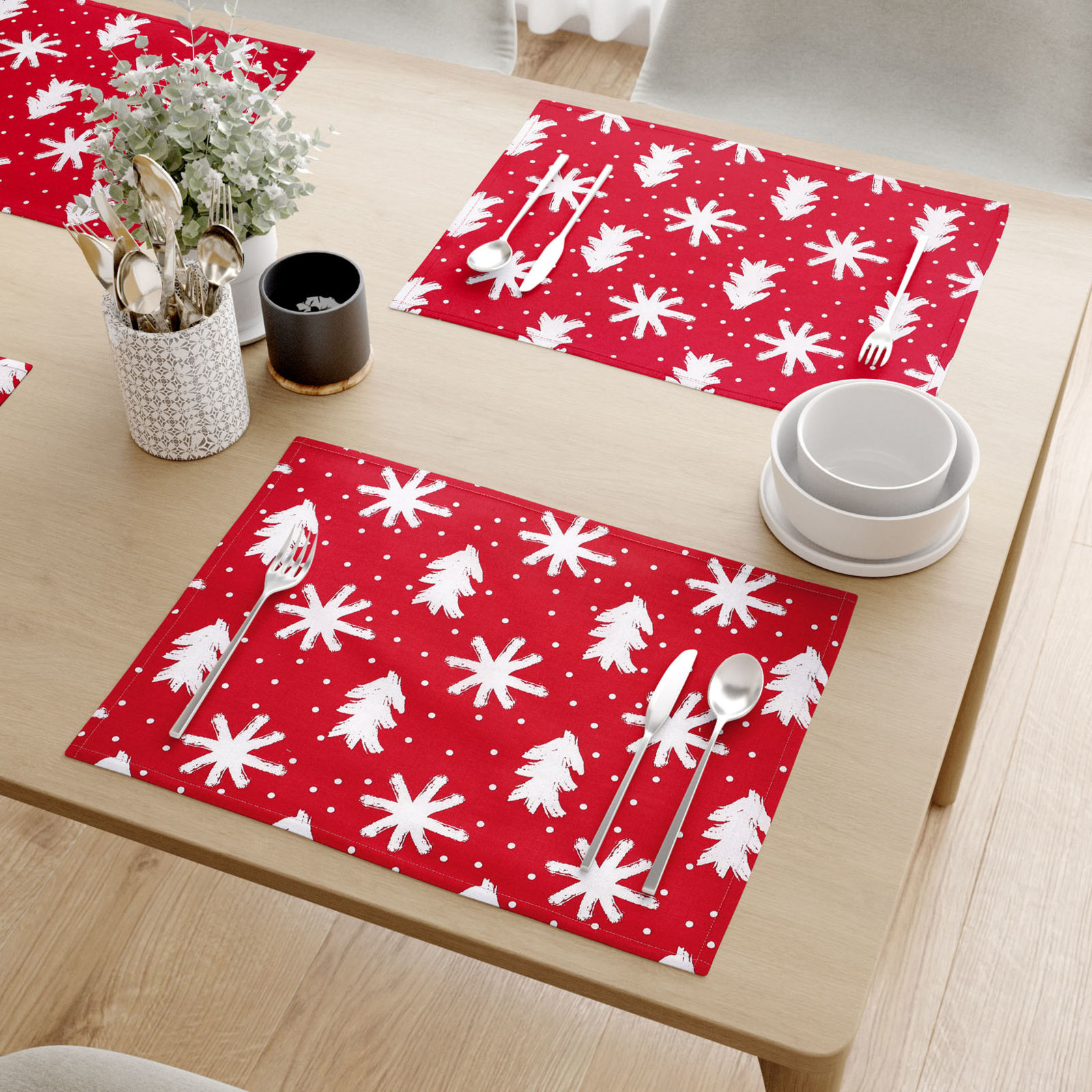 Vianočné prestieranie na stôl 100% bavlnené plátno - vločky a stromčeky na červenom - sada 2ks