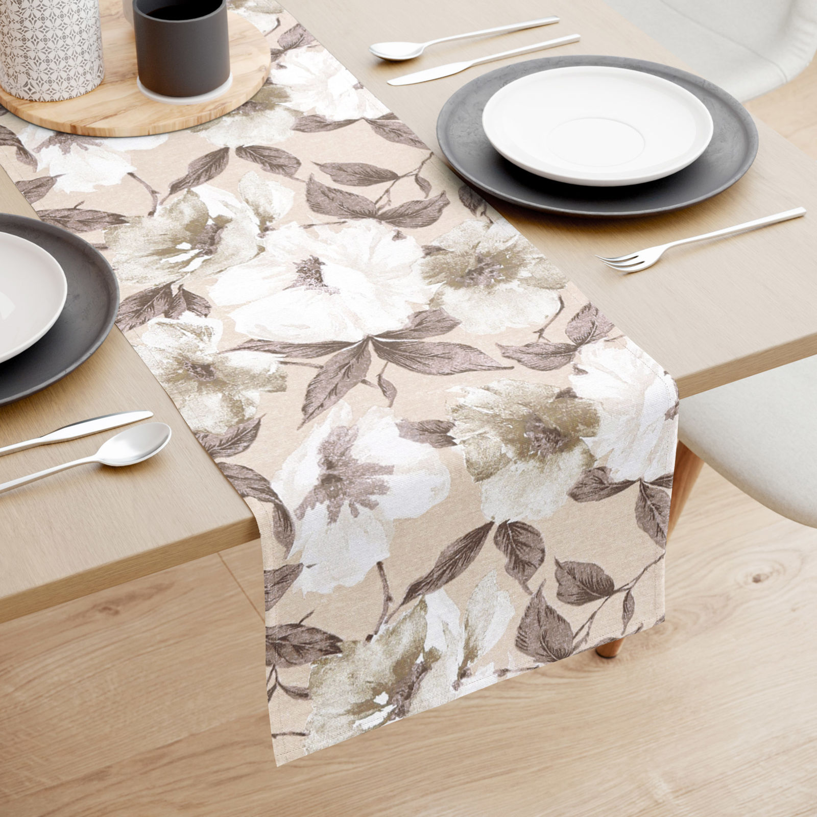 Behúň na stôl Loneta - biele a hnedé kvety s listami