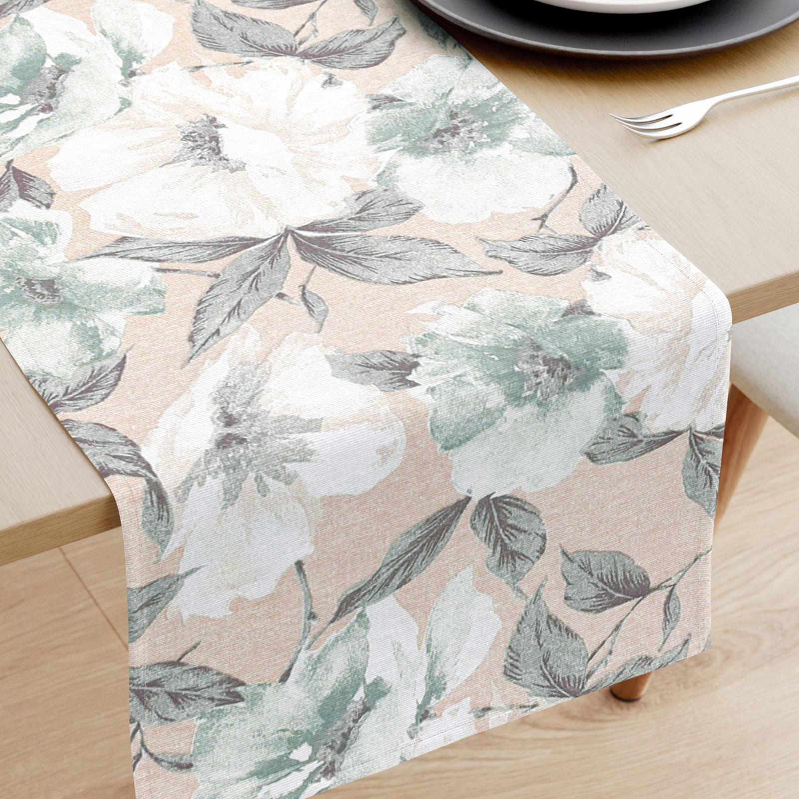 Behúň na stôl Loneta - zelenosivé kvety s listami