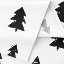 Okrúhly vianočný bavlnený obrus - čierne stromčeky na bielom