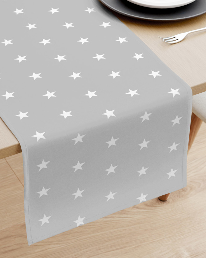 Vianočný behúň na stôl 100% bavlnené plátno - biele hviezdičky na svetlo sivom