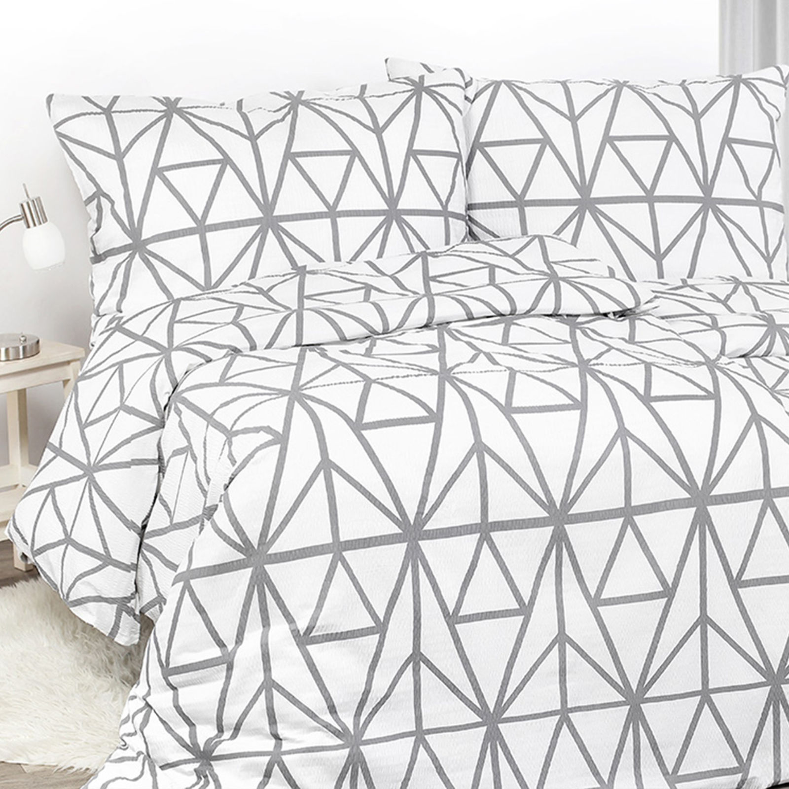Krepové posteľné obliečky Deluxe - sivé geometrické tvary na bielom