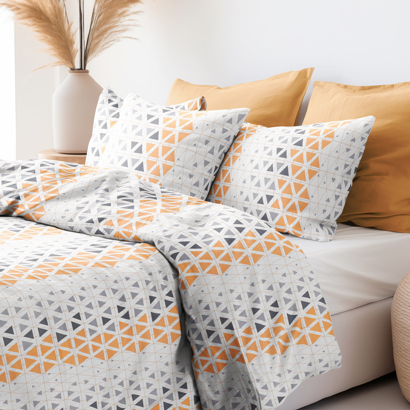 Bavlnené posteľné obliečky Deluxe - oranžovo-sivé triangly