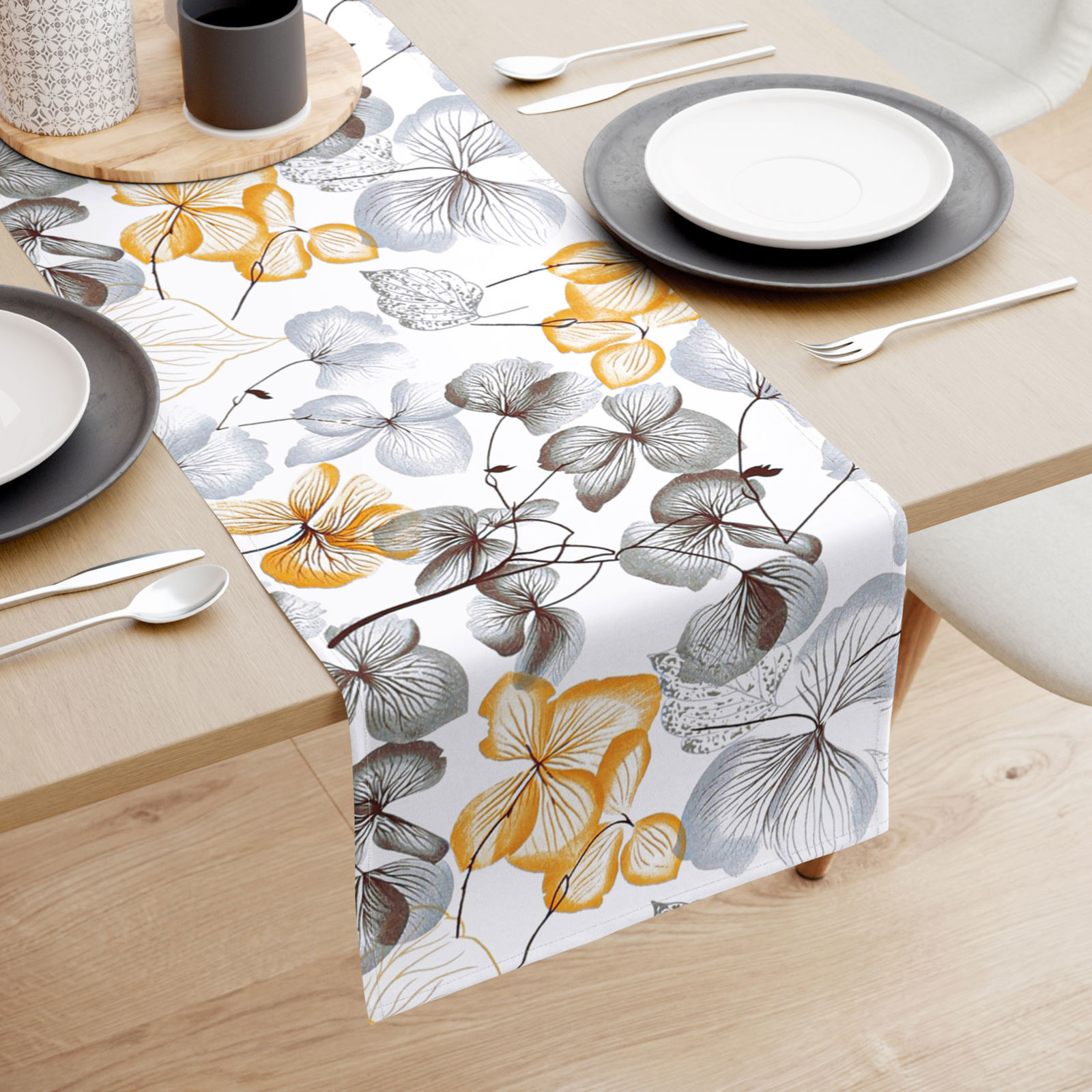 Behúň na stôl 100% bavlnené plátno - sivo-hnedé kvety s listami