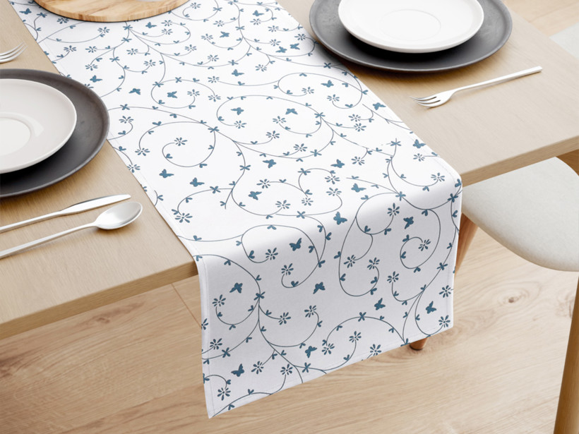 Behúň na stôl 100% bavlnené plátno - modrosivé kvietky a motýle na bielom