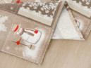 Vianočný dekoračný behúň na stôl - vzor snehuliaci