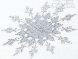 Exkluzívny vianočný bavlnený obrus - vzor strieborné vločky na bielom - OKRÚHLY