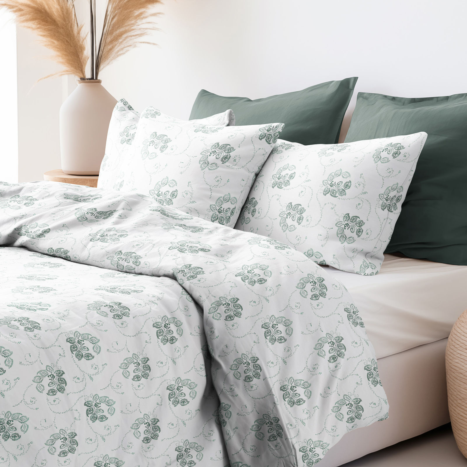 Bavlnené posteľné obliečky - tmavo zelené kvetované ornamenty na bielom