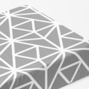 Bavlnená napínacia plachta - vzor biele geometrické tvary na sivom