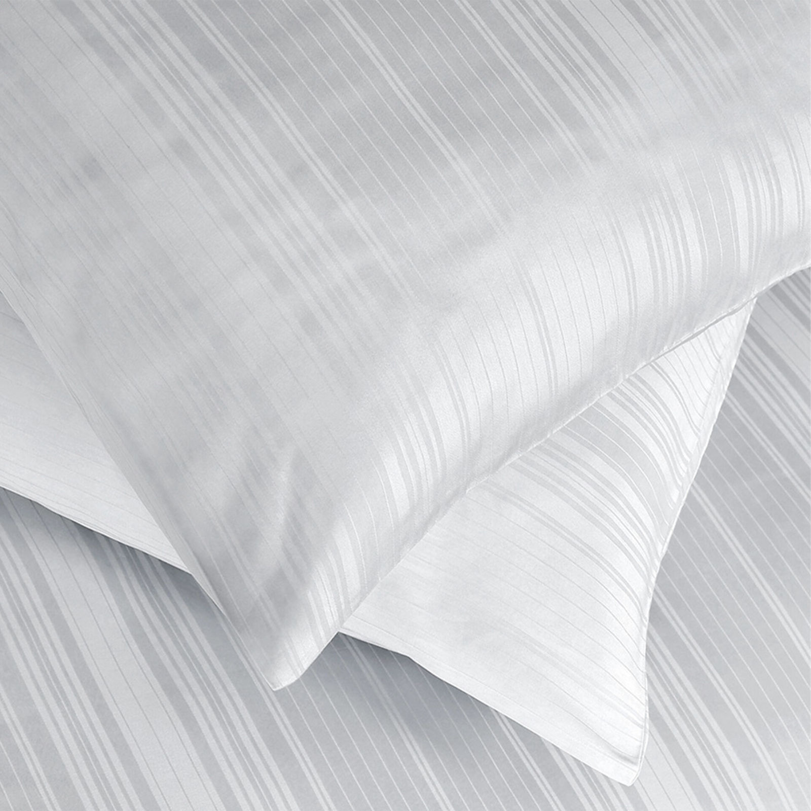 Damaškové posteľné obliečky so saténovým vzhľadom Deluxe - drobné sivé prúžky