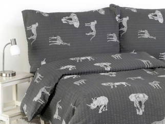 Krepové posteľné obliečky - vzor 954 africká zvieratá na tmavo sivom