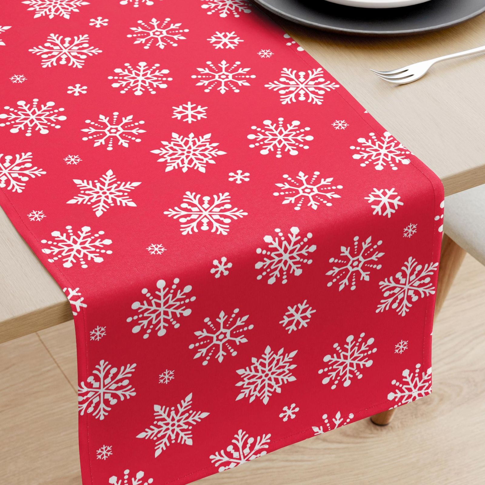 Vianočný behúň na stôl 100% bavlnené plátno - vločky na žiarivo červenom
