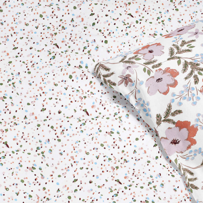 Flanelové posteľné obliečky - sivohnedé kvety s farebnými drobnými tvarmi