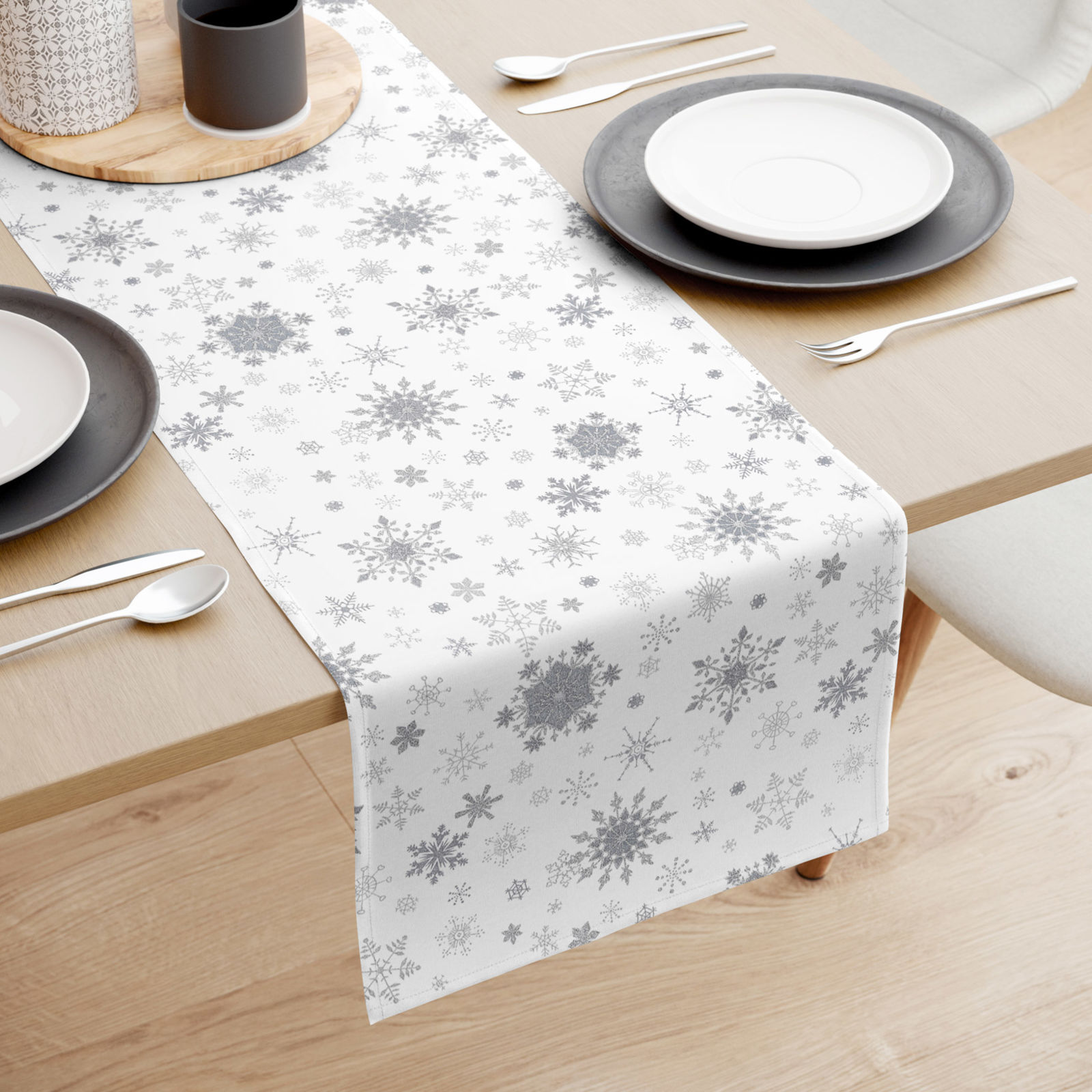 Vianočný behúň na stôl 100% bavlnené plátno - trblietavé vločky na bielom