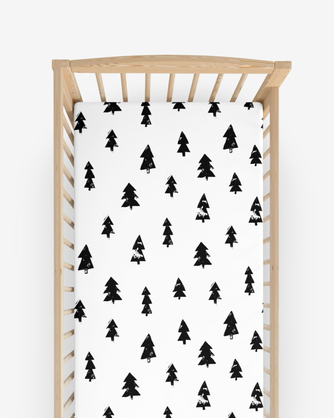 Vianočná bavlnená napínacia plachta do detské postieľky - čierne stromčeky na bielom