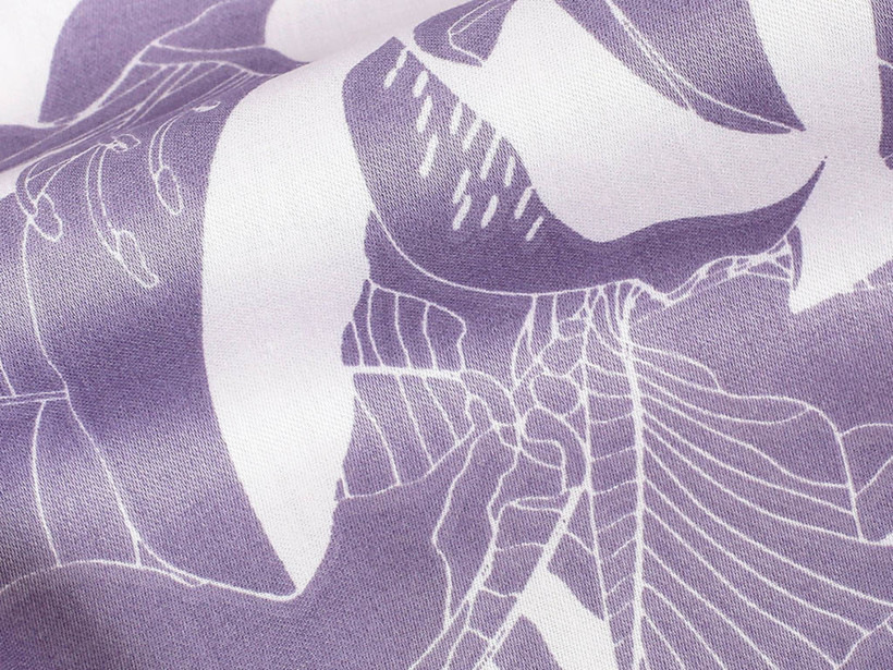 Bavlnený satén Deluxe - biele rastliny na fialovom