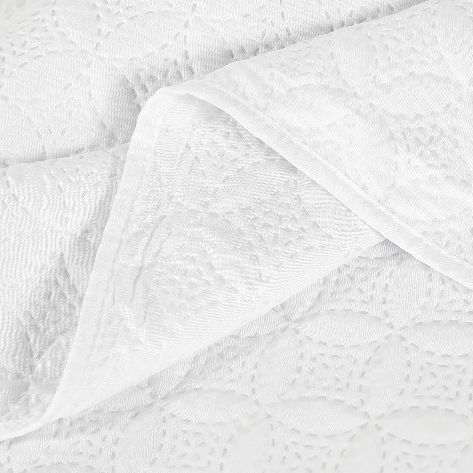 Prehoz na posteľ - ornamenty na bielom