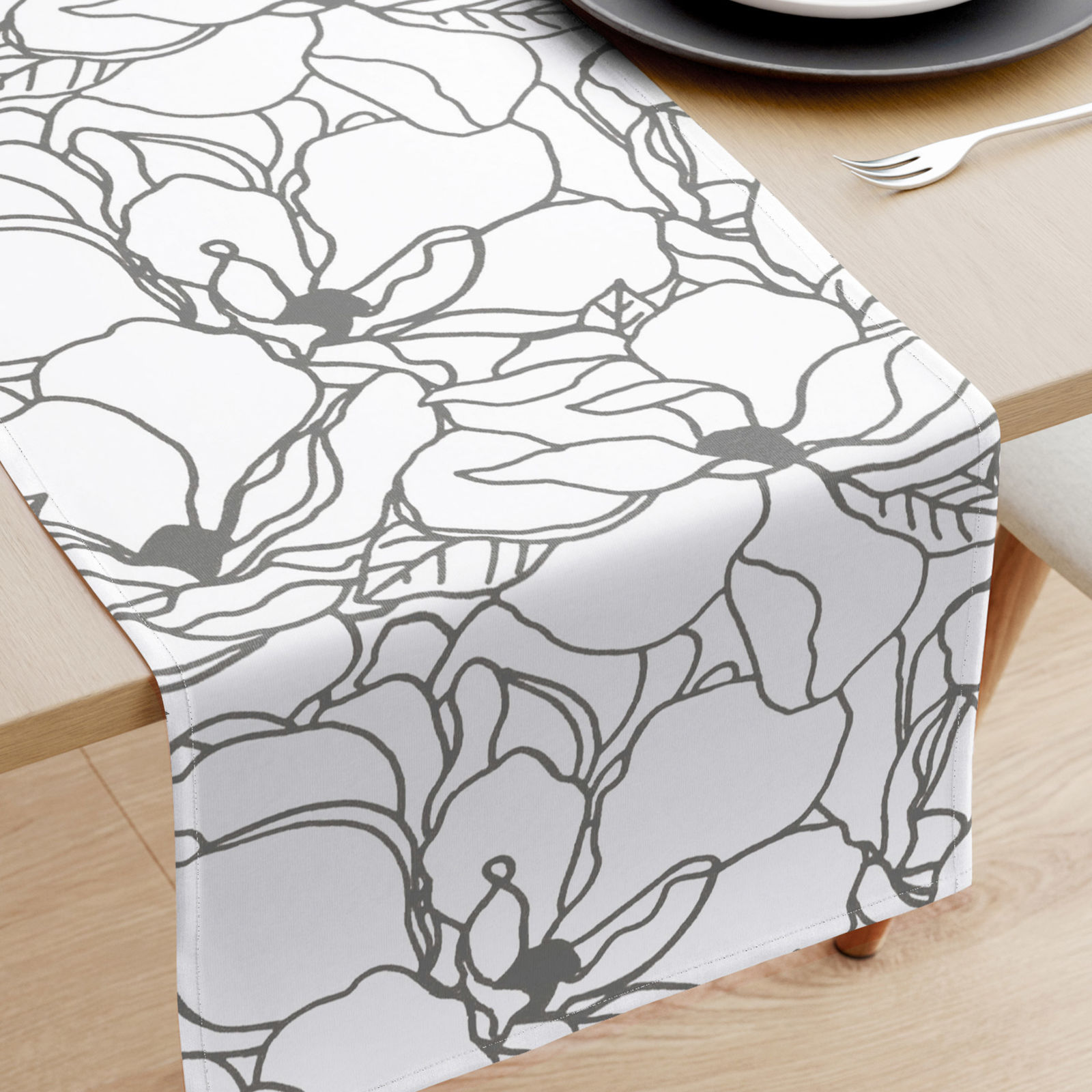 Behúň na stôl 100% bavlnené plátno - tmavo sivé kvety na bielom