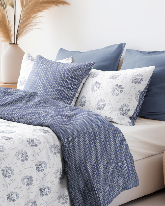 Bavlnené posteľné obliečky - tmavo modré kvetované ornamenty s geometrickými tvarmi