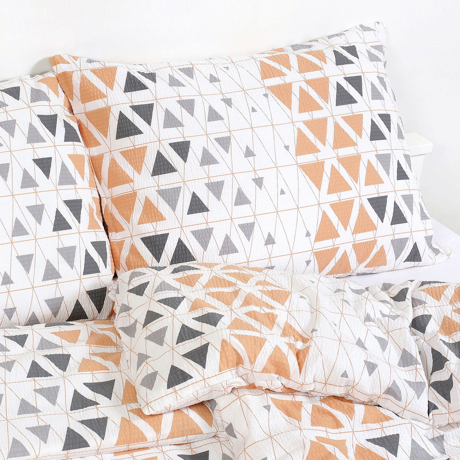 Krepové posteľné obliečky Deluxe - oranžovo-sivé triangly