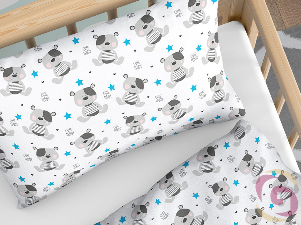 Detské bavlnené obliečky do postieľky - vzor roztomilí medvedíci s modrými hviezdičkami