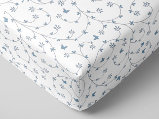 Bavlnená napínacia plachta - vzor modrosivé kvietky a motýle na bielom