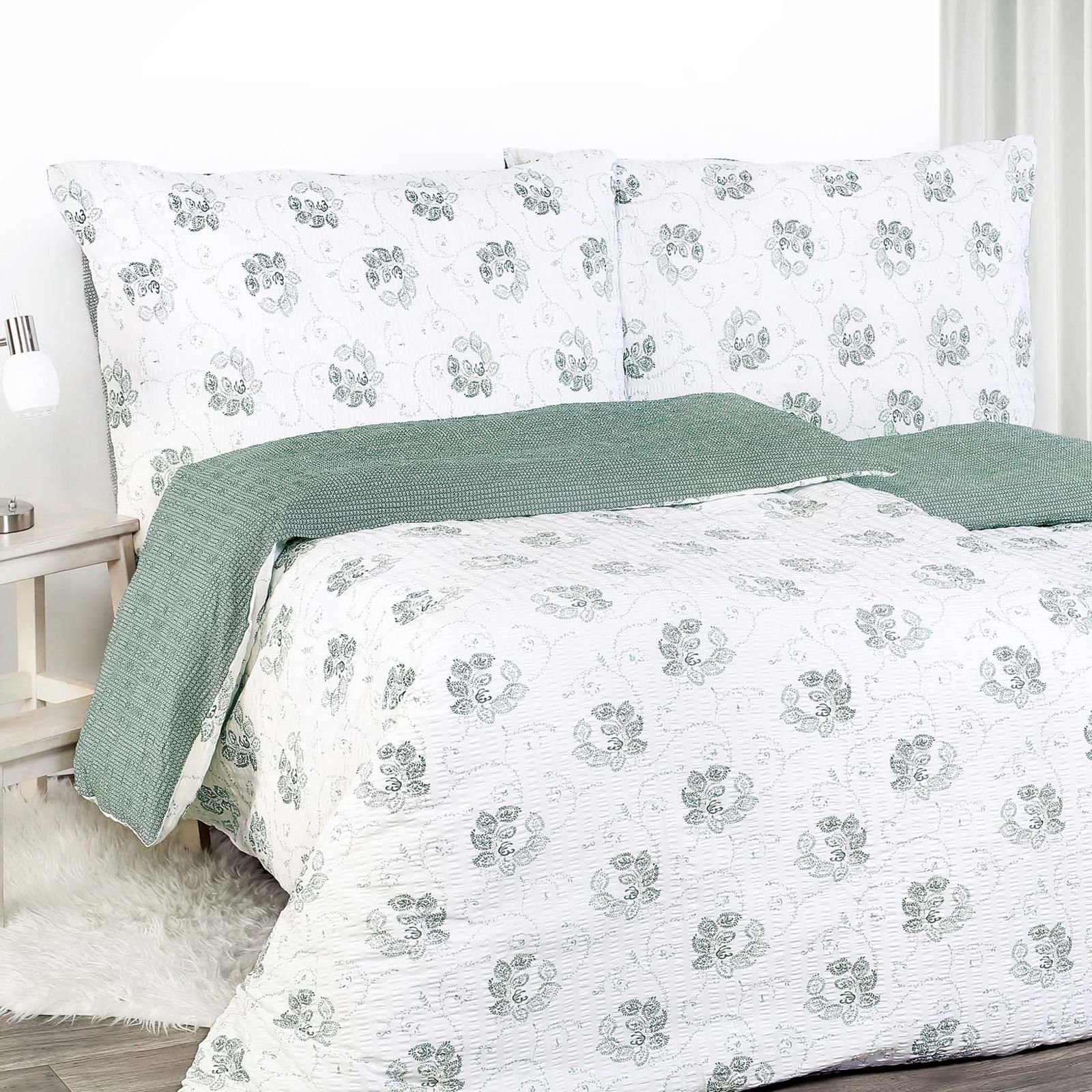 Krepové posteľné obliečky - tmavo zelené kvetované ornamenty s geometrickými tvarmi