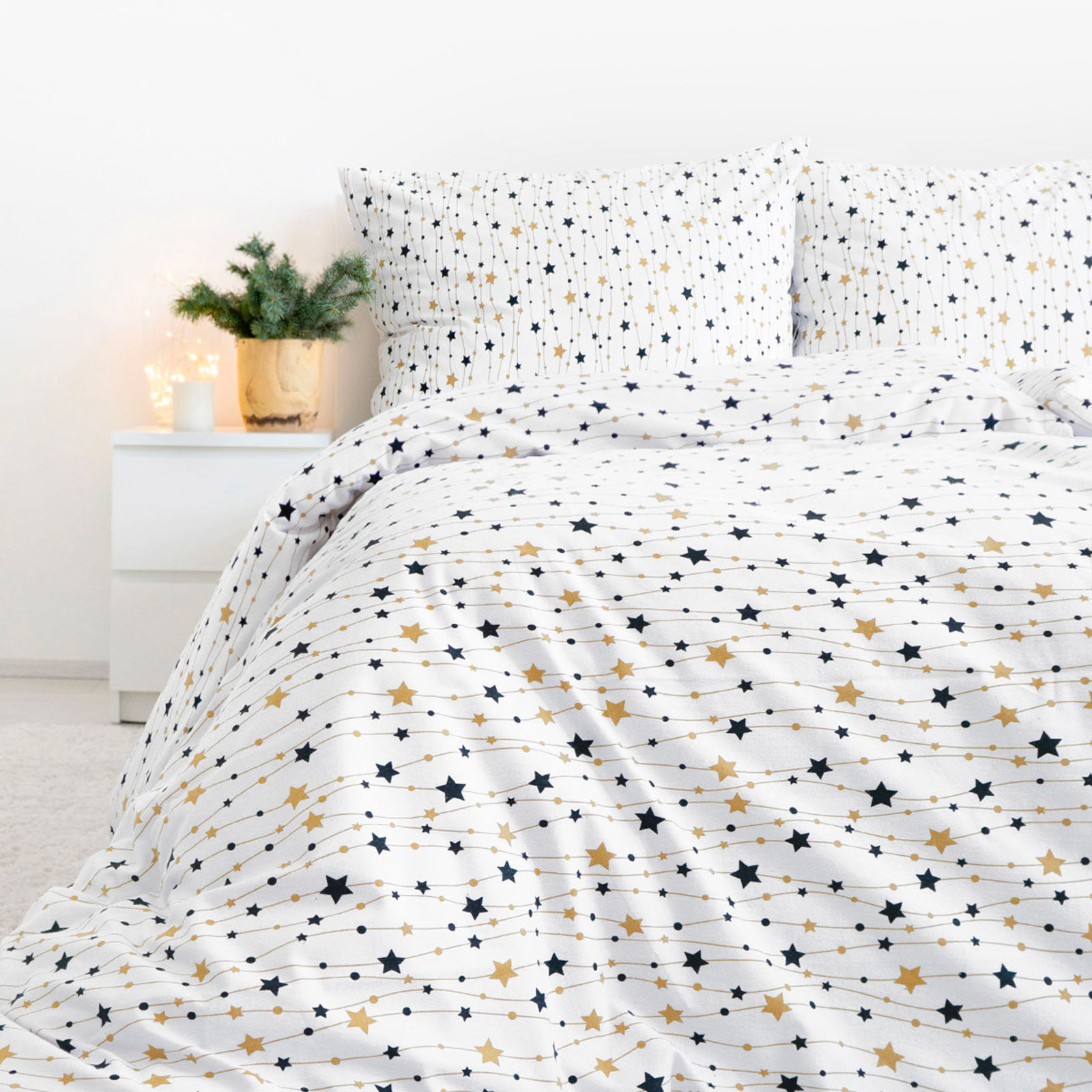 Vianočné flanelové posteľné obliečky - zlaté a čierne hviezdičky na bielom