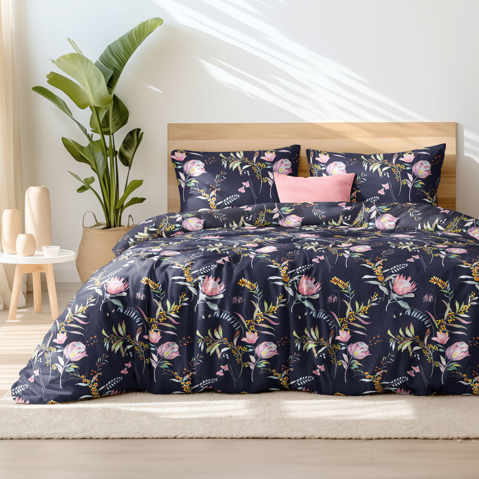 Bavlnené posteľné obliečky - farebné kvety na tmavo modrom