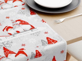 Vianočný bavlnený behúň na stôl - vzor škriatkovia na svetle sivom