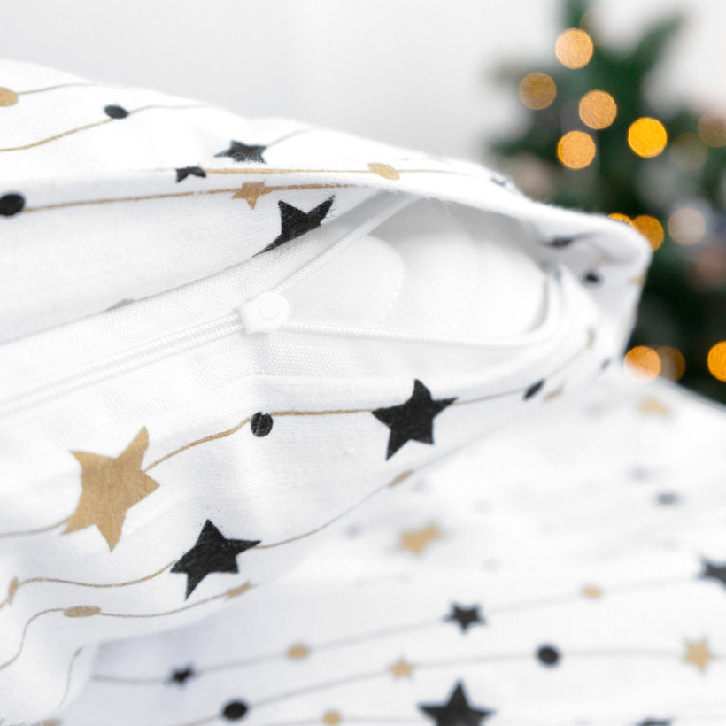 Vianočné flanelové posteľné obliečky - zlaté a čierne hviezdičky na bielom